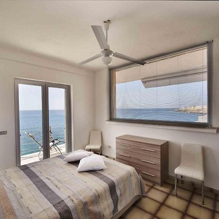 Apartment Overlooking The Sea With A View Of Old Gallipoli And The Whole Bay Bagian luar foto