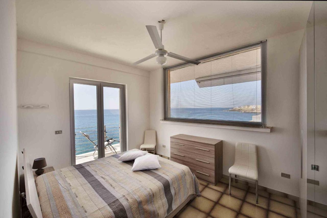 Apartment Overlooking The Sea With A View Of Old Gallipoli And The Whole Bay Bagian luar foto