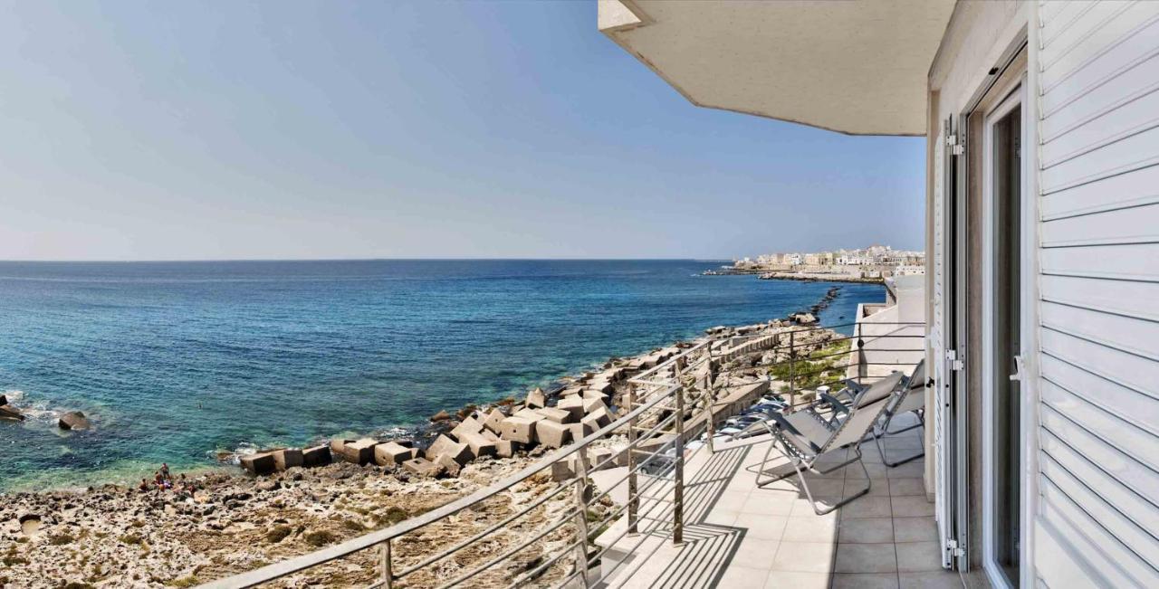 Apartment Overlooking The Sea With A View Of Old Gallipoli And The Whole Bay Bagian luar foto